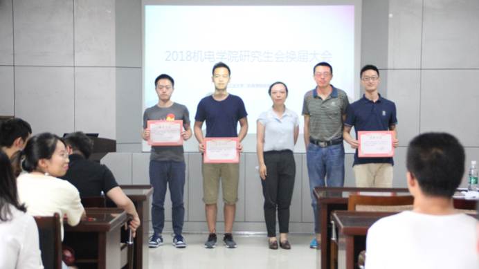 图片包含 室内, 人员, 地板, 墙壁已生成极高可信度的说明